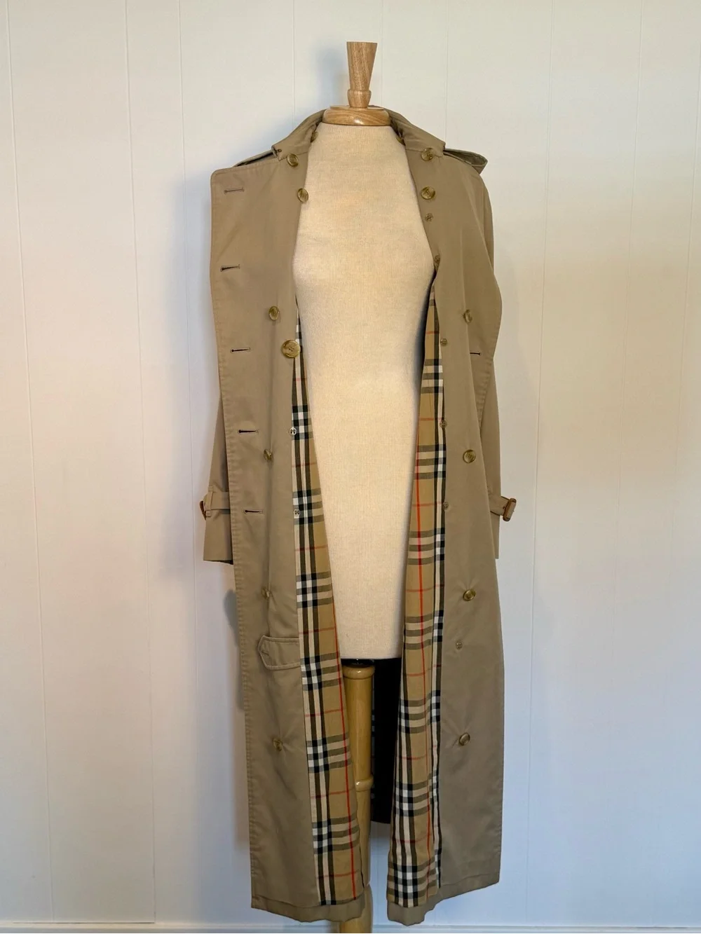 Classic Tan Double-Breasted Burberrys Trench Coat With Detachable Wool Lining - Picture 13 of 16